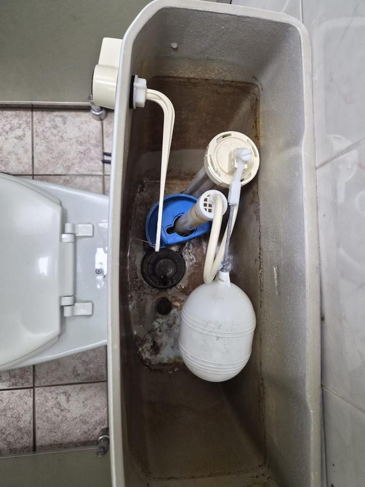교체 전 변기 수조 안쪽 부속