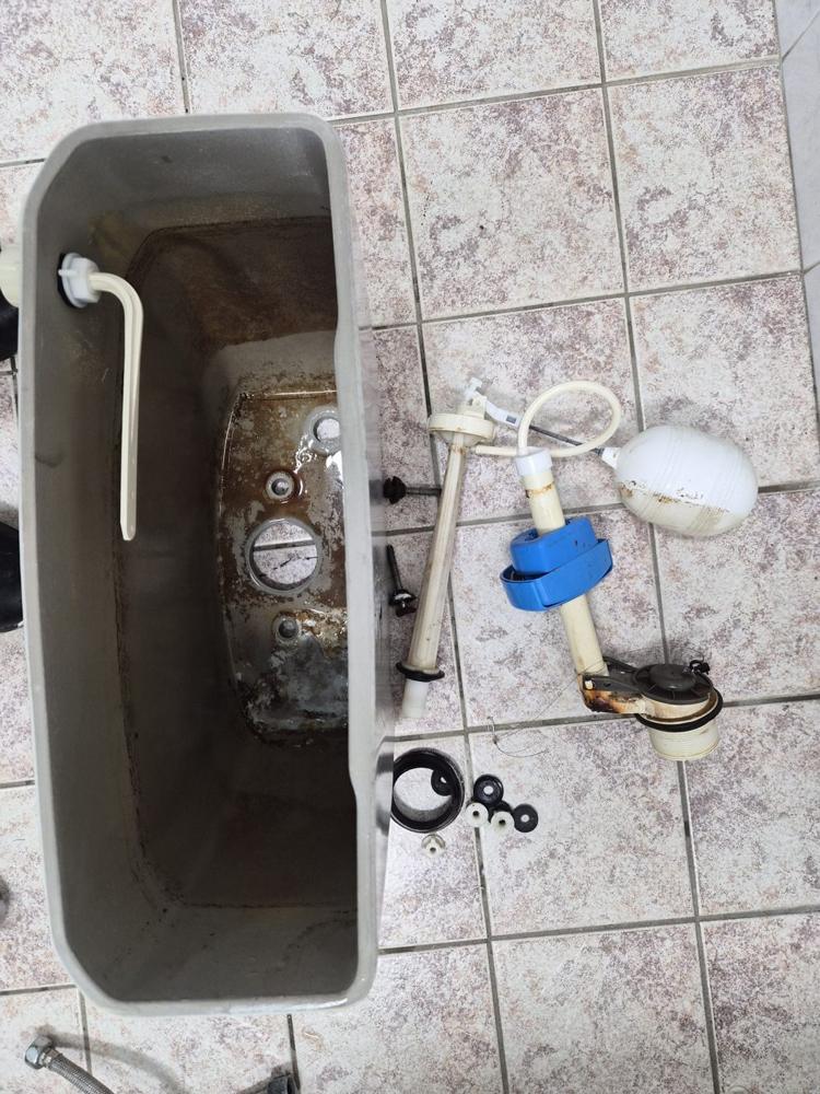 분해한 변기 수조와 교체할 부속을 펼쳐 둔 모습