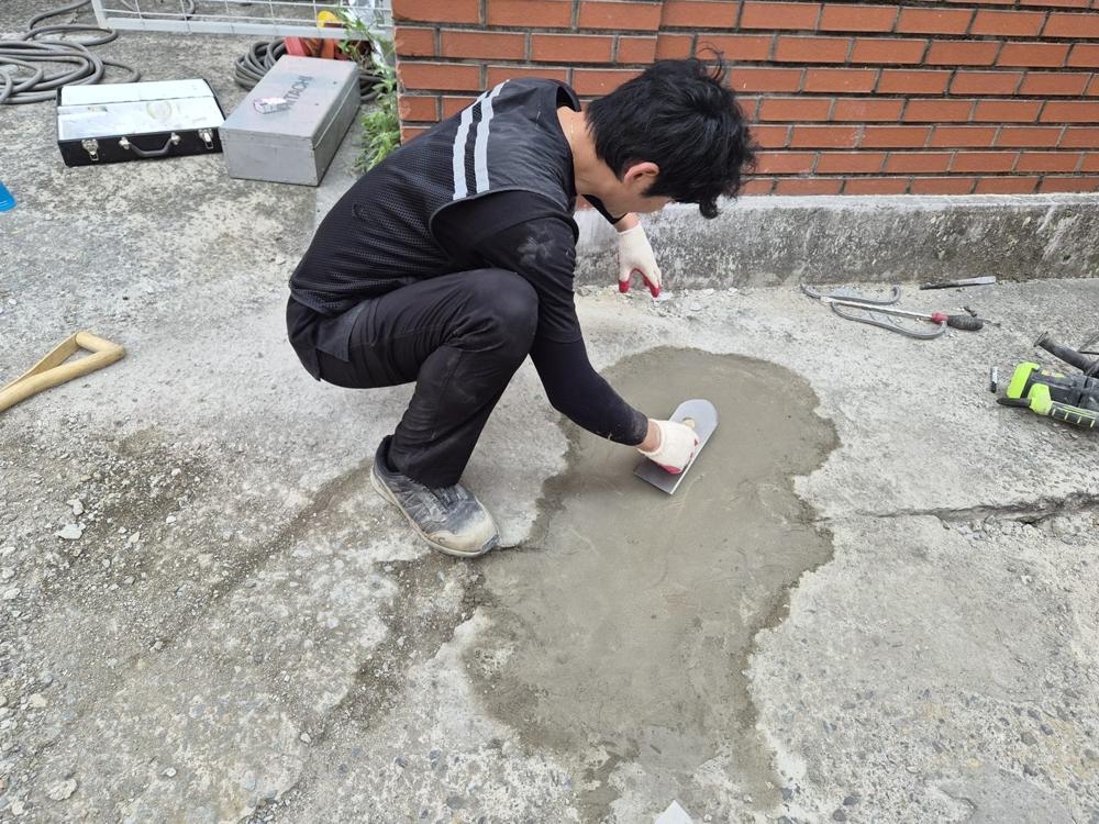 작업 후 바닥을 마감하는 모습